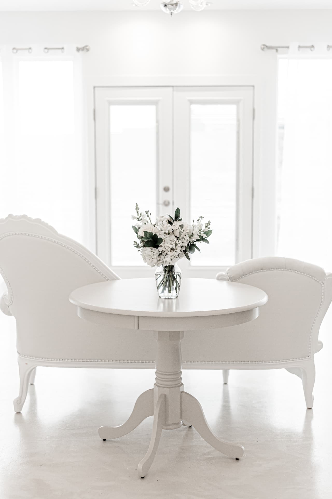 Elegant white lounge with fresh florals in the bridal suite